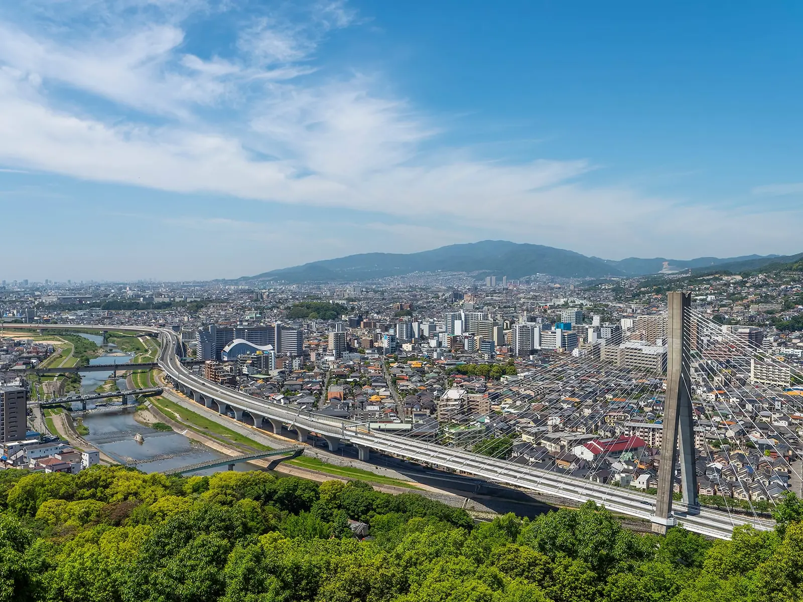 大阪府池田市の市街地と五月山からの眺望